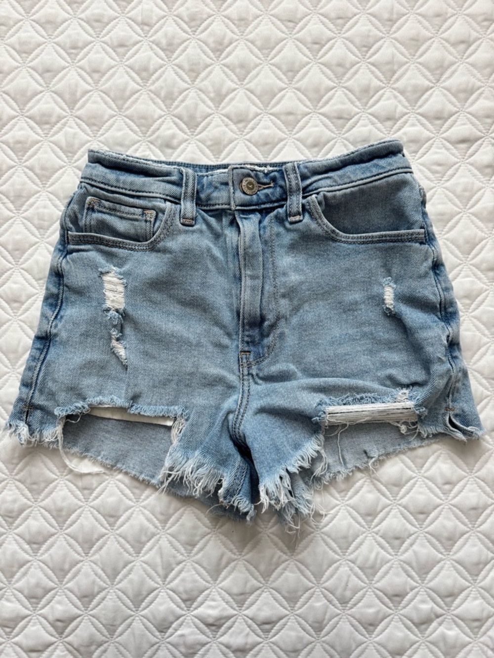 Hollister Light Wash Distressed Ultra High-Rise Mom 3" Jean Shorts Sz 0/00 W24